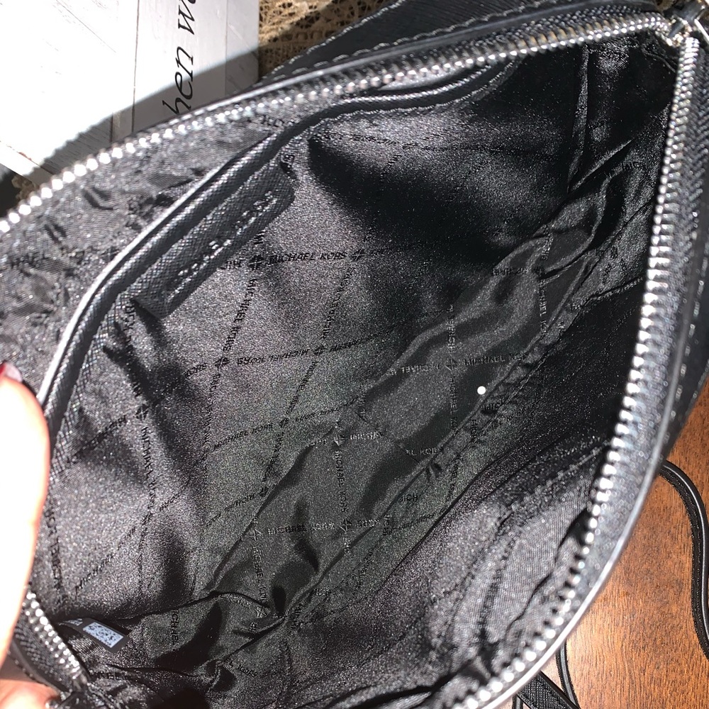 New MK Jet set crossbody 🖤 - Picture 5 of 6